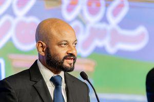 Faris apologizes, acknowledges suffering under father's rule