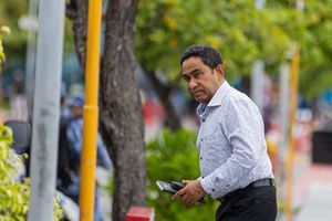 ނުބައިނިޔަތް އޮތް ނަމަ އަމިއްލަ އެކައުންޓަށް ޖަމާނުކުރީސް: ޔާމީން