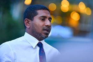 އަޒުލު ކުރާ ވާހަކަ އާޒިމް ދެއްކެވުމުން މަހުލޫފުގެ ރައްދެއް 