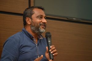 މި މީހުންގެ ވާހަކަތައް އަޑު އަހައިގެން ދެން ވެސް ދުވަން ފަށާބަލަ!