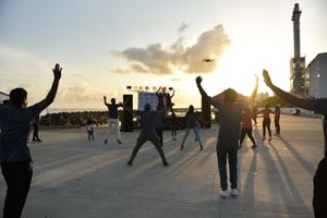 ބޫސްޓާ ޖަހައިގެން ގަދަޔަށް ކަސްރަތު ނުކުރަން އިލްތިމާސްކޮށްފި