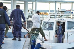 މީހުން ނުގެނެވުމުން، ބޮމުގެ ހަމަލާގެ އަޑުއެހުން ކެންސަލް 
