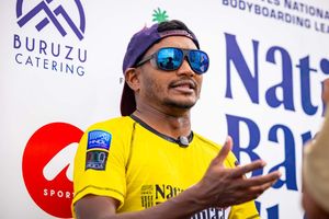 އާ ޖެނެރޭޝަން ވަރުގަދަކޮށް ފެންނާތީ ކުޑަ އައްޔަ އުފަލުން