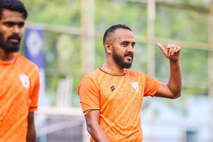 އީސަ އަލުން އީގަލްސް އަށް 