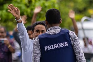 Yameen cannot contest if conviction remains: Fuwad
