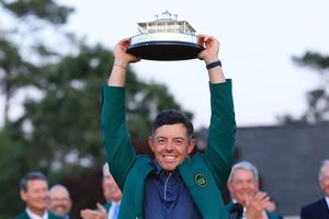 ކެރިއާ ގްރޭންޑް ސްލޭމް ފުރިހަމަކޮށް މެކްލްރޯއި އަށް ބޮޑު އުފަލެއް