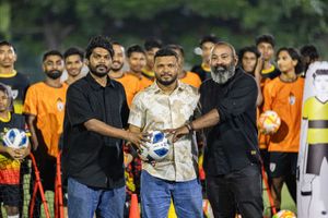 ޔުނިކާ އިން އީގަލްސް އާއި އެސްޕަޔާ އަށް ފުޓްބޯޅަ ސާމާނު ދީފި
