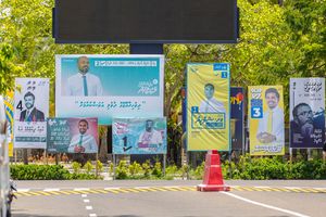 ކެމްޕެއިނަށް ހުޅުމާލޭގައި ހަރުކުރި ކެންވަސްތައް ނަގަން އަންގައިފި