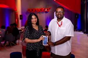 އައިފޯން 17 ޕްރީއޯޑާކުރި މީހުންނާ ފޯނު ހަވާލުކުރަން ފަށައިފި