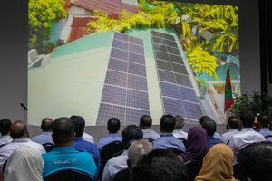 އިންސްޓޯލްމަންޓަށް ސޯލާ ޕެނަލް ހަރުކޮށްދޭ "މަގޭ ސޯލާ" ފައްޓައިފި
