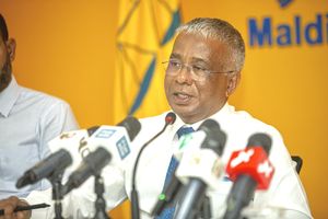 އަކްރަމާއި އިތުރު ބަޔެއްގެ ޕާސްޕޯޓު ވެސް ހިފަހައްޓައިފި