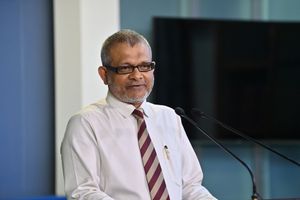 ކުރުސީ އާއި ދިޔަވަރު އަންބްލޮކް ކޮށްފި