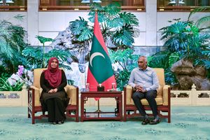 ރައީސްގެ ދެކަނބަލުން ސިންގަޕޫރުން މާލެ ވަޑައިގެންފި