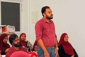 ބިދޭސީ ޓީޗަރަކު ދަރިވަރެއްގެ އިނގިލި ހުޅުން ނައްޓާލައިފި 