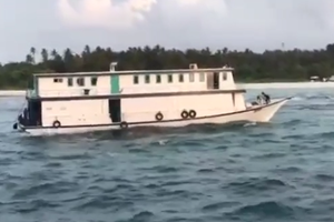 މުދާ އުފުލާ ބޯޓެއް ނޮޅިވަރަންފަރު ކައިރިއަށް ފެތިއްޖެ