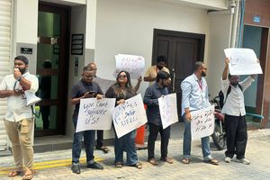 ނޫސްވެރިން ބޭރުކޮށް ކޮމިޓީ ސިއްރު ކުރުމުން މުޒާހަރާ ކުރަނީ