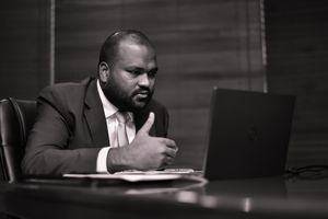 "މި ހުރީ އިމިގްރޭޝަންގެ ބަންދެއްގައި، ކޯޓަށް ހާޒިރުވެވޭކަށް ނެތް"