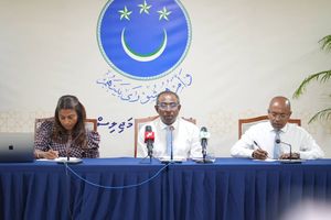ސަރުކާރުގެ މެންބަރުން ވެސް މަޖިލިސް ހިންގަން ނޫޅޭ: ޑިމޮކްރެޓްސް