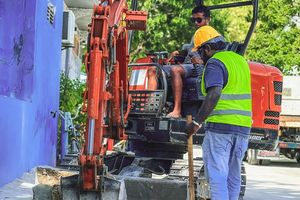 ނ. ހޮޅުދޫގައި ފާރެއް ވެއްޓި އާރުޑީސީގެ ތިން މީހަކު ޒަހަމްވެއްޖެ