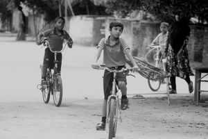 "އުފަލުން ބައިކްގައި ސްކޫލަށް"؛ ކުޑަފަރީގެ ވާހަކައެއް! 