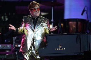 Elton John hails fans at emotional final show