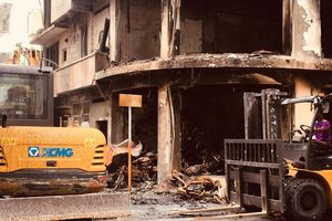 ކެމިކަލް ގުދަނުގައި ރޯވެ ގެތައް ހަލާކުވީ ގްރީން ޕާތުގެ އިހުމާލުން