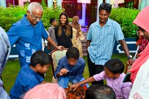 ފިޔަވަތީގަ ތިބޭ ކުދިންނަށް ރައީސްގެ ދެކަނބަލުންގެ ރޯދަ ވީއްލުމެއް