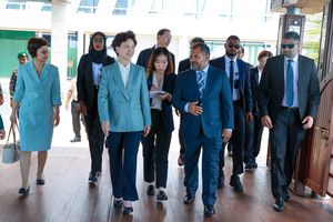 Envoys arrive for swearing-in