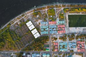 ކެފޭއެއް ކުރިމައްޗަށް ސިހުރު ހެދި އެއްޗެހި އެޅި މައްސަލައެއް