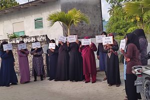 ޓީޗަރުން ހަމަނުވާތީ ބެލެނިވެރިން ގޮސް ދަނބިދޫ ސްކޫލް ބަންދުކޮށްފި