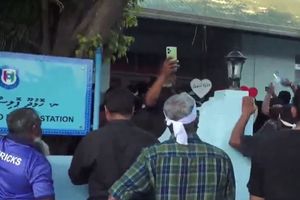 ޒަކިއްޔާގެ މަރާ ގުޅިގެން ޕޮލިސް ސްޓޭޝަންގައި މުޒާހަރާކުރަނީ 