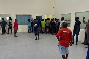 Fishermen protest in Kooddoo over non-payment