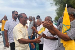 މިއީ މަސްވެރިންގެ ރައީސޭ؛ މަހުގެ އަގު އުފުލަން ނަޝީދުގެ ވައުދު