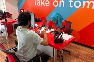 ދިރާގުން އައިފޯން 15 ގަތް މީހުންނަށް ފޯނު ހަވާލުކުރަން ފަށައިފި