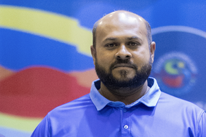 އަނީސް އޭވީސީ ބެޖު ހޯދައިފި، ފުރަތަމަ ތަޖުރިބާ ބަހުރެއިންގައި