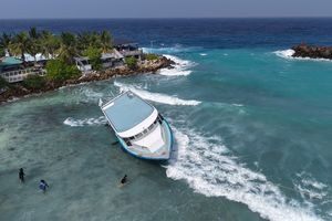 ފުވައްމުލަކު ނެރުމަތީ އޮއެ ބާރުވެ ދޯނިތައް ފަރުމައްޗަށް ލައްވަނީ 
