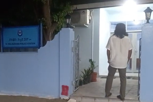 މާރާމާރީއެއްގެ މައްސަލަ ނުބަލާތީ ހޮޅުދޫގައި އިހުތިޖާޖުކުރަނީ