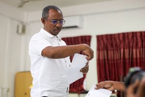 އަލީ ބަލި ގަބޫލު ކުރައްވައި އާދަމް އަށް މަރުހަބާ ކިޔައިފި 