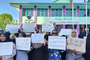 ނައިފަރު މަދުރަސަތުލް އިފްތިތާހުގެ ބެލެނިވެރިން އިހުތިޖާޖުކުރަނީ