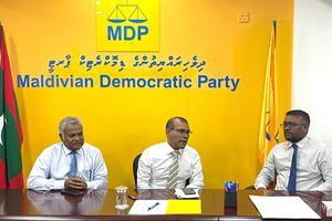 ހުލާސާކޮށް އިއްޔެ: ވާދަވެރިކަމަށް ފަހު ދެ ބޭފުޅުން ކޭކް ފެޅުން