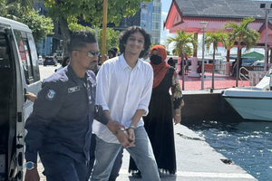 "ޔުމްނު ވެއްޓުނީ ގައިގައި ހިފަހައްޓައިގެން ހުއްޓައި ކަމަށް ބުނި"